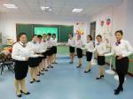 学生进行礼仪课培训